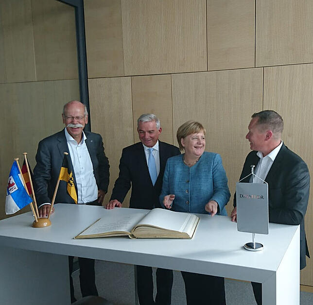 Kanzlerin Angela Merkel im September 2018 mit dem Goldenen Buch der Gemeinde Immendingen. Mit auf dem Foto Daimler-Chef Dieter Zetsche, ...