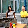 Aarabi Darmakumar (links) und Ilena Mattina vom Abiballkomitee bereiten den Grill für den Abschiedsabend mit den Lehrern vor. Auf dem ...