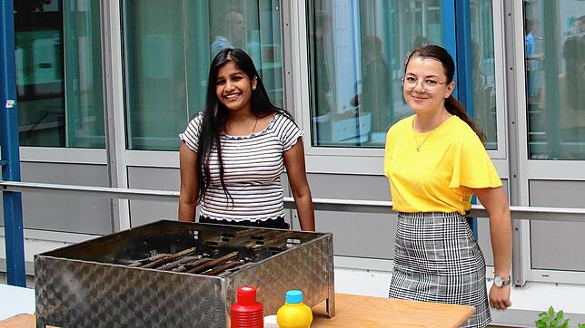 Aarabi Darmakumar (links) und Ilena Mattina vom Abiballkomitee bereiten den Grill für den Abschiedsabend mit den Lehrern vor. Auf dem ...