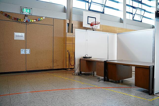 Alles gut überstanden: Vorbei am Check-Out ging es dann mit Impfnachweis nach draußen.