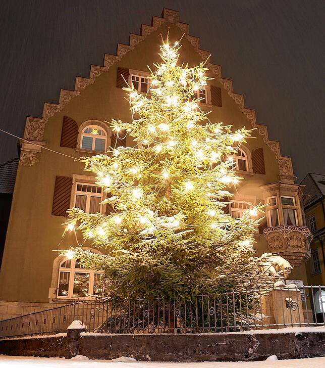 Ein Prachtkerl eines Weihnachtsbaum in der Donaueschinger Innenstadt.