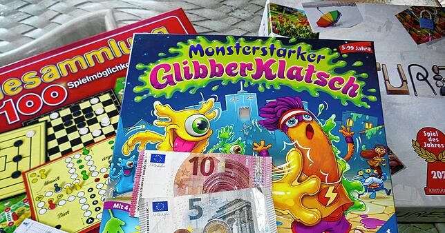 Das ist die Ausbeute beim Spielekauf und das Restgeld von ursprünglich 100 Euro.