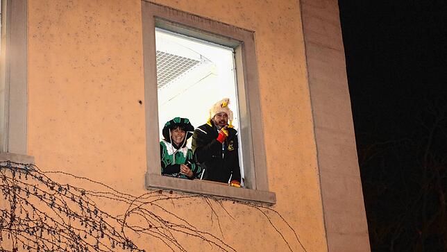 Bild 29: Die Fasnacht wird verbrannt. Hunderte Narren nehmen in Konstanz Abschied