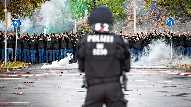 Die Partie Hannover 96 gegen Eintracht Braunschweig hier im vergangenen November galt als Hochrisikospiel. Der Stadtstaat Bremen bittet ...