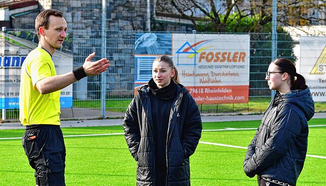 Halbzeit-Analyse: Andreas Holub bespricht mit Samira Imeri (Mitte) und Aila Ljaci den Verlauf der ersten Spielhälfte und stellt sich den ...