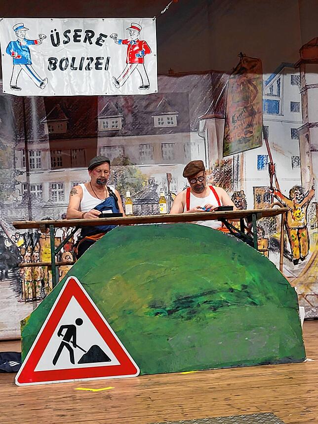 In ihrer Mittagspause sinnierten die beiden Bauarbeiter Helmi & Matthias schon über ihre Rente und freuten sich auf die Kreditkarte der ...