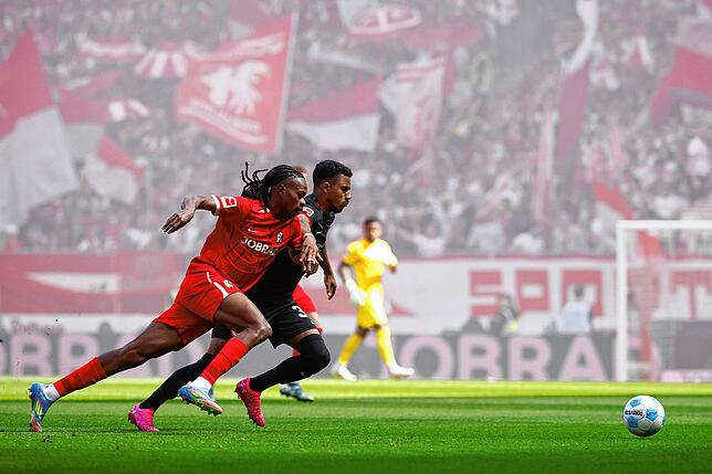 Freiburgs Jordy Makengo (vorn) und Frankfurts Ansgar Knauff kämpfen um den Ball.