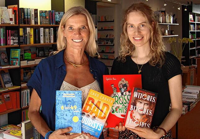 Inhaberin Anja Bauch und Ann-Kathrin Bielang von der Buchhandlung Bücherstübli in Waldshut präsentieren ihre vier Buchempfehlungen für ...