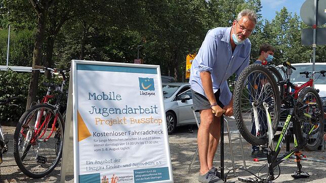 Carlos Göschel ist als Streetworker für Jugendliche in Überlingen im Einsatz. Mit seinem mobilen Wohnzimmer bietet er einen kostenlosen ...