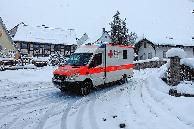 Bild 9: Es schneit und schneit: Schneepflüge und Schneeschieber haben in Bonndorf Hochkonjunktur