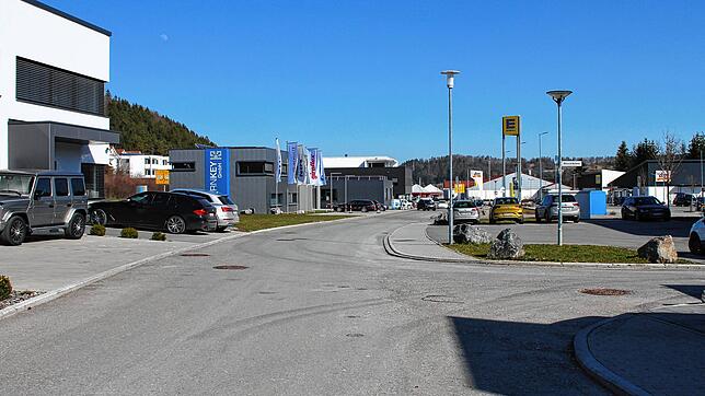 Vier Unternehmen links und vier Einzelhandelsmärkte rechts der Straße &bdquo;Am Freizeitzentrum&ldquo; sollen entlastet werden, indem ...