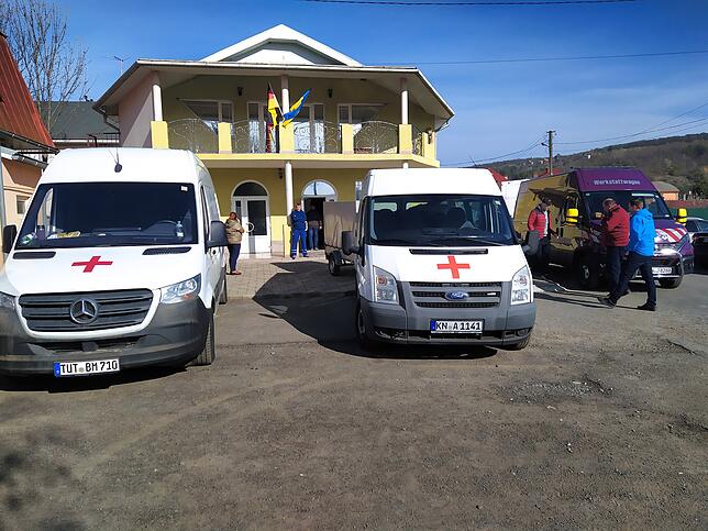 Die Fahrzeuge werden am Rathaus in Kamyanytsya entladen. Schnell werden die Hilfsgüter gesichtet und verteilt.