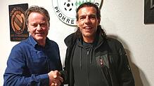 Jörg Kienast (rechts) wird in der kommenden Saison den FC Pfohren trainieren. Pfohrens Vorstandsmitglied Günter Vollmer begrüßt den ...