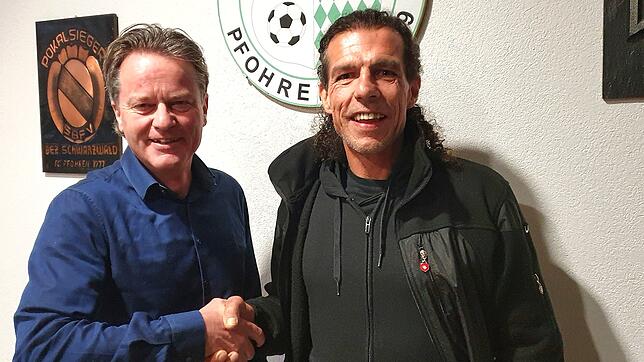 Jörg Kienast (rechts) wird in der kommenden Saison den FC Pfohren trainieren. Pfohrens Vorstandsmitglied Günter Vollmer begrüßt den ...