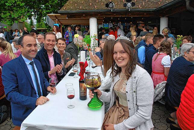 Gemeinsam mit der Weinprinzessin Franziska Burger (rechts) feiern Bürgermeister Ozan Topcuogullarifeiern Bürgermeister Ozan , der ...