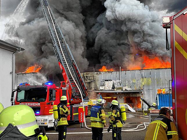 Flammen-Inferno: Am 30. Dezember 2022 brannten die Werkhallen der Firma MUT-Tschamber vollständig ab.
