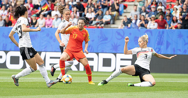 Sara Doorsoun (l-r) im Kampf mit Chinas Yasha Gu. Rechts spielt Deutschlands Kathrin Hendrich.