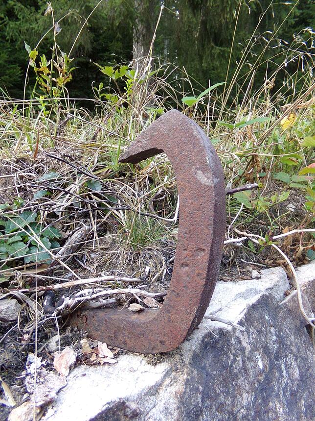 Dieser Originalhaken ist auf der Mauer befestigt. Er diente als Halt, damit die Holzstämme nicht abrutschen.