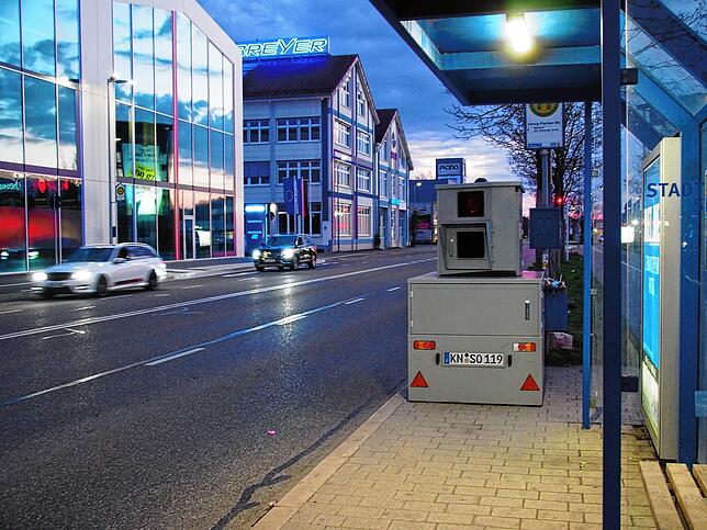 In der Georg-Fischer-Straße hat die Stadt eine mobile Radarfalle aufgestellt. Die Polizei ergänzte die Geschwindigkeitsmessungen mit ...