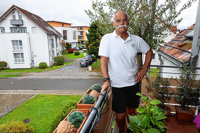 Michael Breuninger auf seinem Balkon.