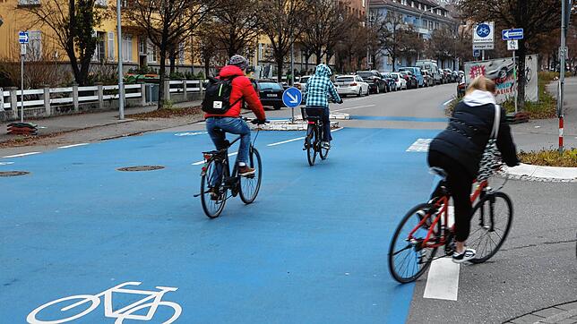 Die Fahradstraße in Petershausen im Dezember 2021: Hier sollen künftig Poller Autos an der direkten Durchfahrt hindern.