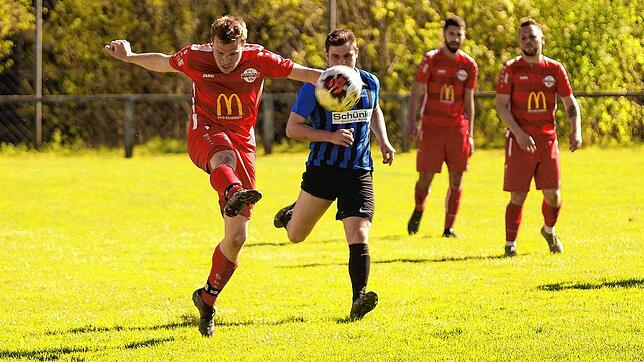 Magerkost: Matthias Wenk (links, gegen Lukas Keßler) und der FC Wallbach sicherten sich im Derby bei der SG FC Wehr/Brennet einen ...