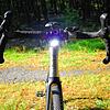Bild eines Gravel-Bikes. Der Rennlenker mit unten ausgestelltem Unterlenker und die dicken profilierten Reifen sind dabei typische Merkmale.
