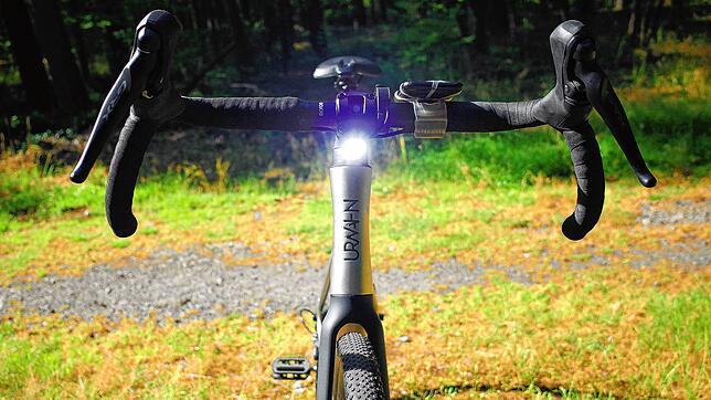 Bild eines Gravel-Bikes. Der Rennlenker mit unten ausgestelltem Unterlenker und die dicken profilierten Reifen sind dabei typische Merkmale.