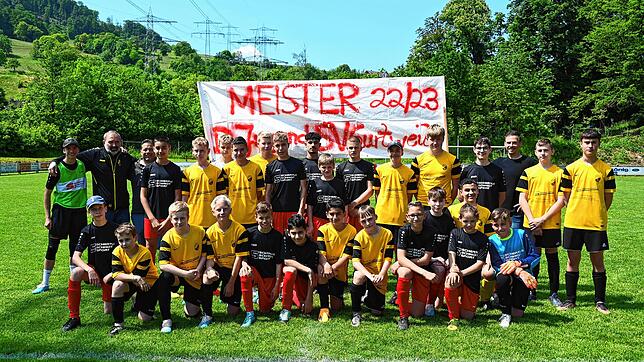 Diese Nachwuchsspieler des Sportvereins Gurtweil präsentieren sich beim SVG-Pfingstsportfest den vielen Festbesuchern mit einem ...