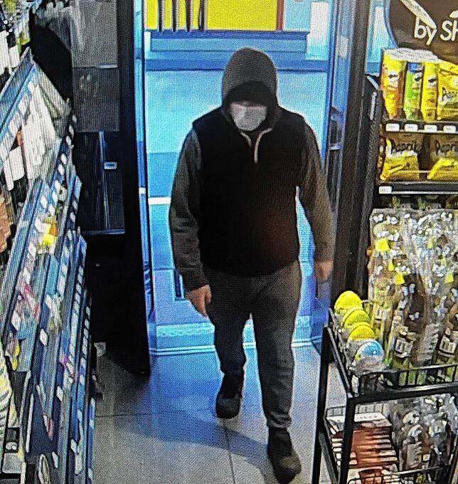 Der Täter beim Betreten des Tankstellenshops.