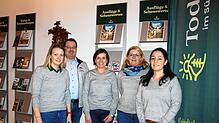 Bürgermeister Marcel Schneider stellte das neue Team der Touristinfo Todtmoos vor (von links): die Leiterin Katharina Maier, Silvia ...