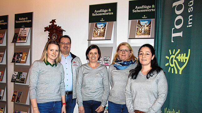 Bürgermeister Marcel Schneider stellte das neue Team der Touristinfo Todtmoos vor (von links): die Leiterin Katharina Maier, Silvia ...