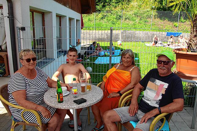 Stammgäste genießen jeden Sommer im Freibad Hohentengen.