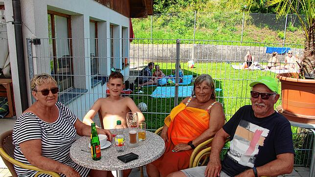 Stammgäste genießen jeden Sommer im Freibad Hohentengen.