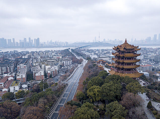 Die Metropole Wuhan. Der Fluss Yangtze ist hinter der Pagode des gelben Kranichs zu sehen. Bei der Behandlung von Patienten mit dem ...