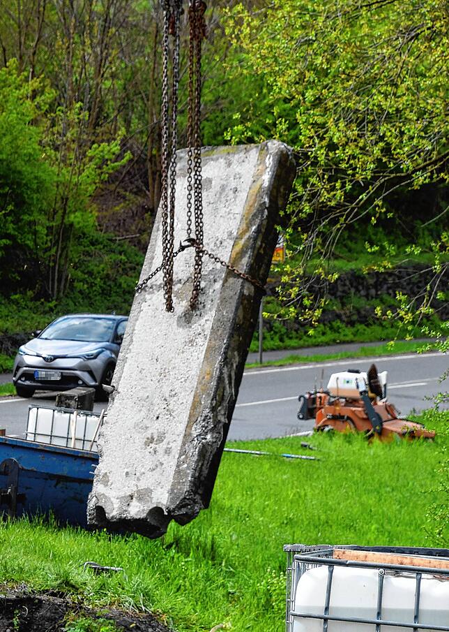 Bild 14: An der B313 schweben schon erste Brückenteile per Kran weg: Der Abriss beim Rißtorf-Kreisel kommt zügig voran