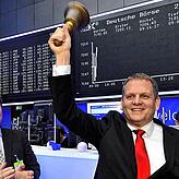 Historisches Foto: Christoph Hess läutete im Januar 2013 den Börsengang zusammen mit Finanzvorstand Peter Ziegler (rechts) auf dem ...
