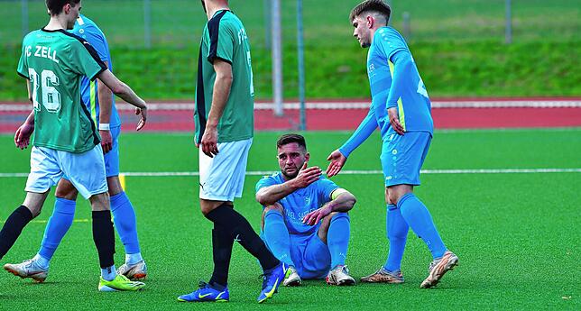 Am Boden: Spielführer Marco Holzapfel vom SV Buch steht das 1:7-Debakel beim FC Zell förmlich ins Gesicht geschrieben. Johannes Lauber ...