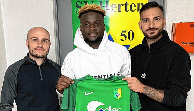 Kraftpaket: Trainer Eike Elsasser begrüßt Youssouf Toure (Mitte) vom FV Degerfelden gemeinsam mit Sportchef Justin Petretta (rechts) ...