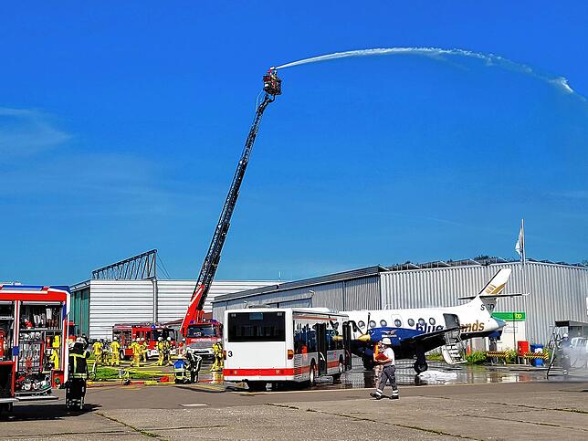 Bild 5: Passagierbus rammt Flugzeug: Einsatzkräfte trainieren am Flughafen den Ernstfall