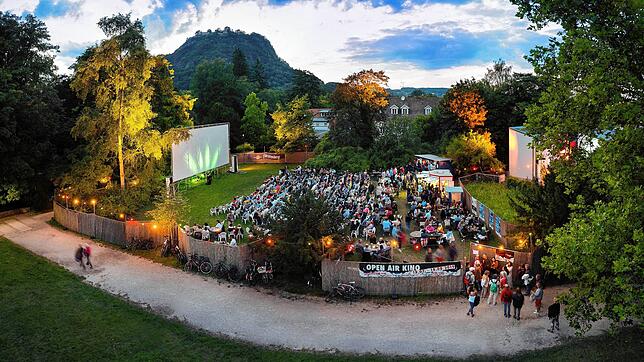 Das GEMS Open-Air-Kino, mit dem Singener Hausberg Hohentwiel im Hintergrund.