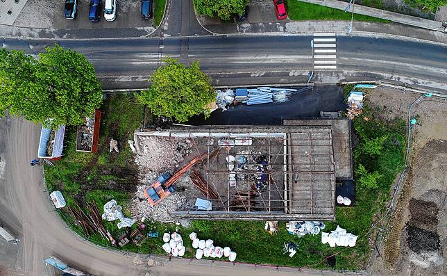Die Vogelperspektive gibt einen Überblick über die Abrissarbeiten an der Friedhofstraße. Rund um das Gebäude sind die verschiedenen ...