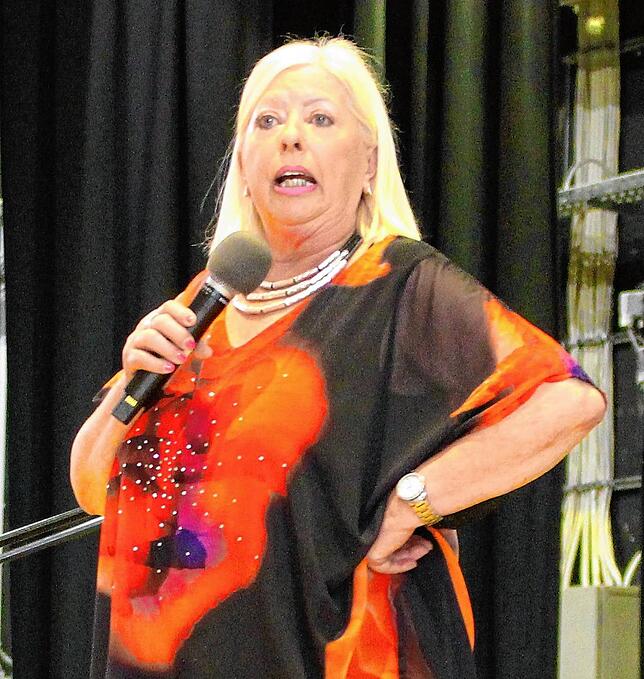 Charmant und lustig führte die Organisatorin Astrid Müller durch das bunte Programm.