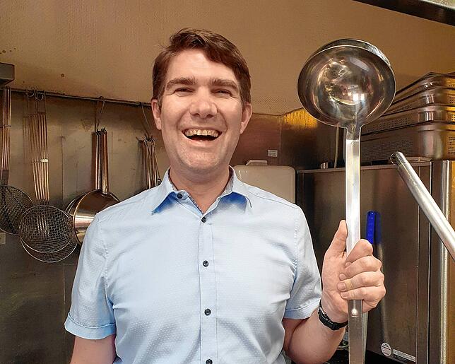 Lukas Waldschütz, Hotelier und Gastronom, in der Küche des „Ochsen“ in Überlingen.