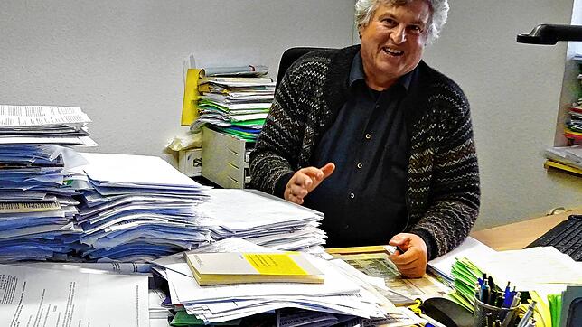 Muss nur noch aufräumen: Reinhold Hummel in seinem Büro der diakonischen Beratungsstelle Schwenningen. Ab 1. Mai ist er im Ruhestand.