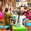So sah der Unterricht in der freien Schule vor Corona aus. Eine Sitzordnung gab es nicht. Derzeit müssen die Kinder im Grundschulalter ...