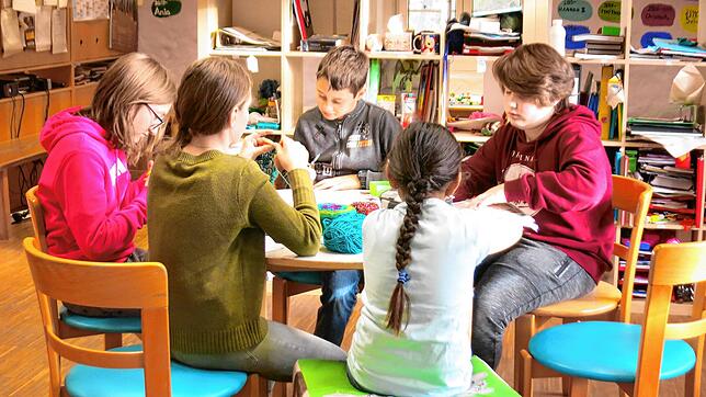 So sah der Unterricht in der freien Schule vor Corona aus. Eine Sitzordnung gab es nicht. Derzeit müssen die Kinder im Grundschulalter ...