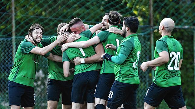 Jubeltraube: SV Kappels Doppeltorschütze Timo Christilli (Mitte) wird von seinen Mannschaftskollegen beglückwünscht. Die Gastgeber ...
