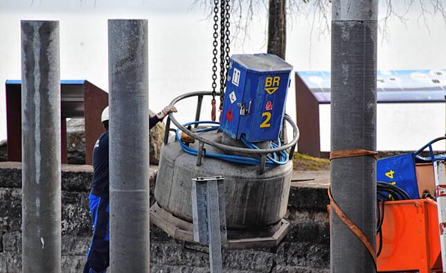 Bild 18: Bilder vom Zusammenbau einer Bohrplattform im Bodmaner Hafen