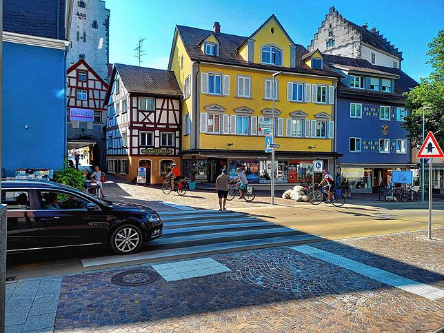 Wer den Stadtgraben hinabfährt, muss langsam machen. Der breite Zebrastreifen bevorrechtigt inzwischen die Fußgänger. Zudem ist die Ecke ...